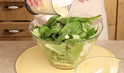 Куриную грудку посолите, поперчите и обжарьте на сковороде-гриль до готовности. Нарежьте обжаренную курицу ломтиками и добавьте в салатник. Заправьте салат соусом и аккуратно перемешайте.