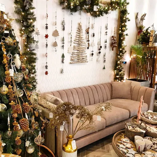 Украсить стену над диваном в гостиной можно с помощью алтернативной елки. Это отличный вариант декора для встречи Нового года для маленьких квартир и комнат. Украсить стену над диваном в гостиной можно с помощью алтернативной елки. Это отличный вариант декора для встречи Нового года для маленьких квартир и комнат.