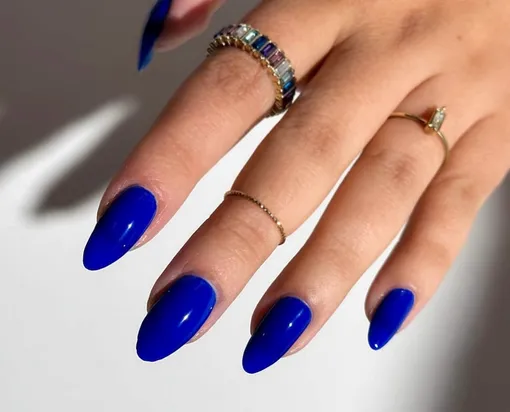 Попробуйте и яркий кобальтовый лак!