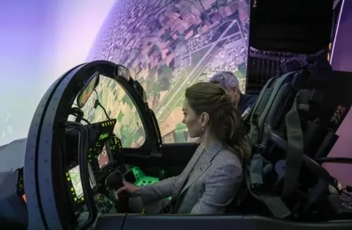 Кейт Миддлтон за симулятором самолёта Кейт Миддлтон за симулятором самолёта