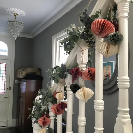 гирлянды из бумажных шаров гирлянды из бумажных шаров