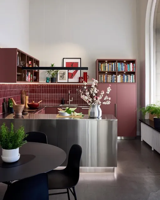 бордовая кухня