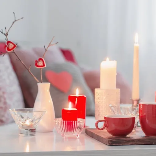 Красный декор в интерьере смотрится стильно. Красный декор в интерьере смотрится стильно.