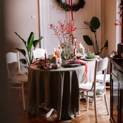 Круглый стол для встречи Нового года лучше украсить вертикальными композициями и высокими свечами. Это поможет сохранить пропорции. Круглый стол для встречи Нового года лучше украсить вертикальными композициями и высокими свечами. Это поможет сохранить пропорции.