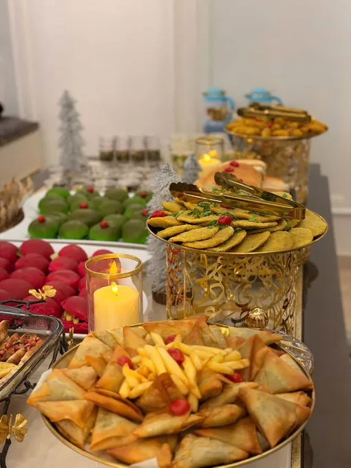 Если используйте подставку, чтобы приподнять блюдо, проверьте её на прочность и надёжность. Поверхность должна быть гладкой и ровной без сколов и выступов