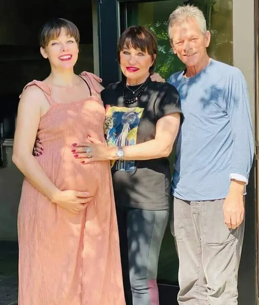 Милла Йовович с отцом мужа и своей матерью Милла Йовович с отцом мужа и своей матерью фото