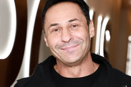 «Теперь так просто из самолета не выпустят»: Стас Костюшкин показал, как проходит санитарный контроль (видео)