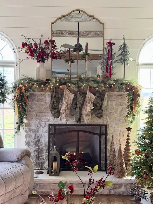 Гостиная украшенная в скандинавском стиле отличный выбор для встречи Нового года 2026. Гостиная украшенная в скандинавском стиле отличный выбор для встречи Нового года 2026.