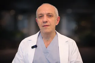 «Главврач» российского кино, отказался сниматься в «Методе»: 6 фактов о звезде сериала «Склифосовский» Владимире Довжике