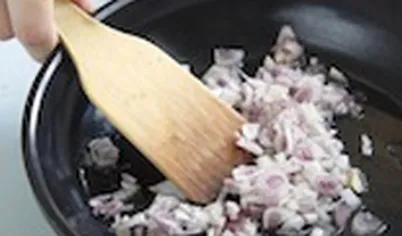 Обжарьте на растительном масле. Добавьте фарш, обжарьте до полуготовности. Обжарьте на растительном масле. Добавьте фарш, обжарьте до полуготовности.