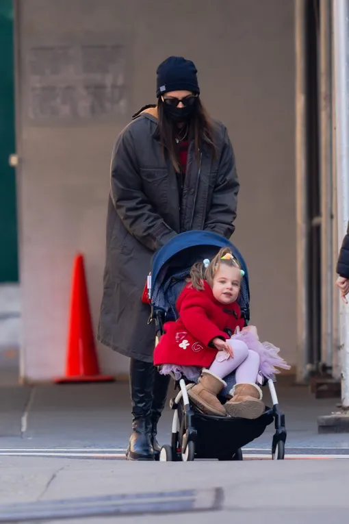 Ирина Шейк с дочерью Леа де Сен Шейк Купер Ирина Шейк с дочерью Леа де Сен Шейк Купер