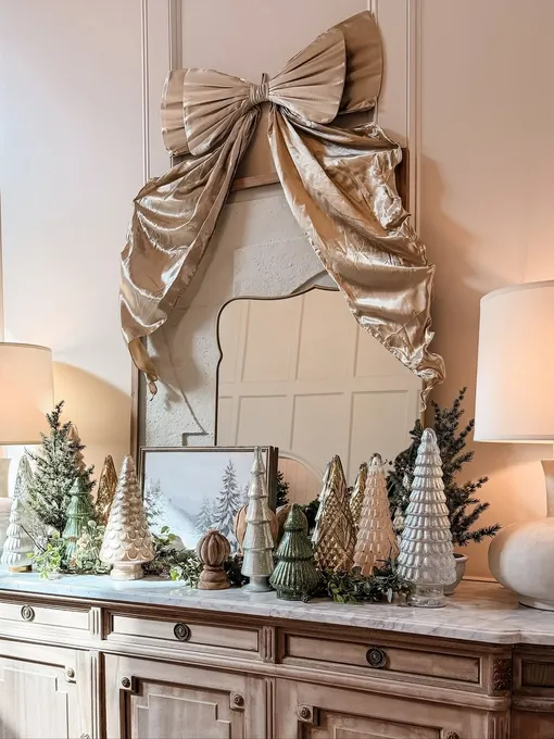 Мини-елочки для встречи Нового года можно купить в магазинах или маркетплейсах недорого. Ими можно украсить столик, комод или подоконник. Мини-елочки для встречи Нового года можно купить в магазинах или маркетплейсах недорого. Ими можно украсить столик, комод или подоконник.