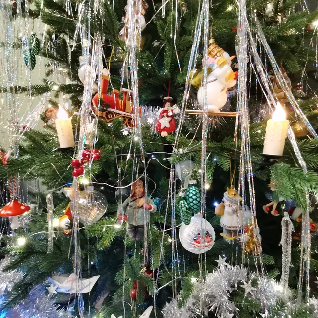 Ватные игрушки от прабабушки и орехи с пожеланиями. Как выглядит праздничная ёлка дизайнера?