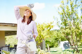 Чтобы не напекло: как просто и эффективно дачнику защитить голову от солнца