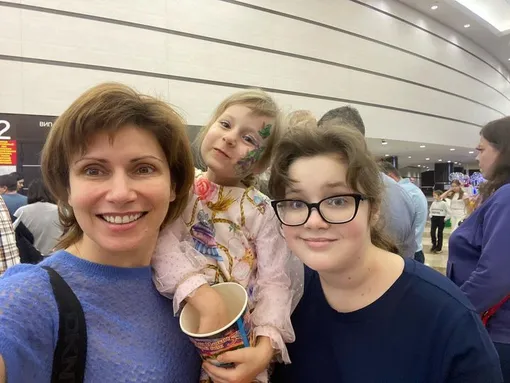 Светлана Зейналова с дочерьми Александрой и Вероникой фото