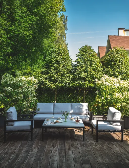 Зонирование позволяет сделать комфортным и уединённым каждый уголок сада.