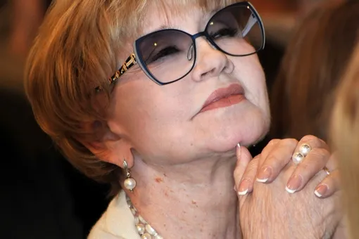 Стильная и цветущая: 76-летняя Вера Алентова появилась с мужем на премьере «Собибора» Стильная и цветущая: 76-летняя Вера Алентова появилась с мужем на премьере «Собибора»