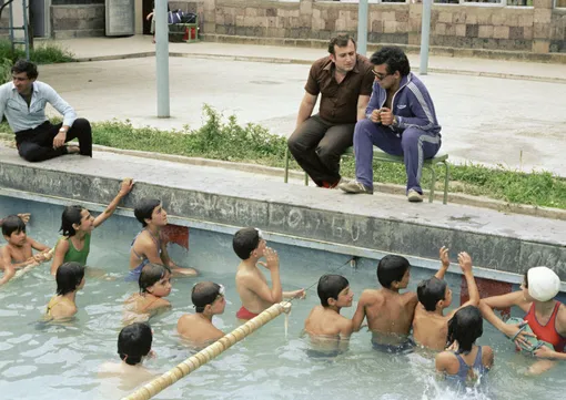 Братья Карапетян — Шаварш (слева) и Анатолий (справа) занимаются с юными спортсменами Братья Карапетян — Шаварш (слева) и Анатолий (справа) занимаются с юными спортсменами