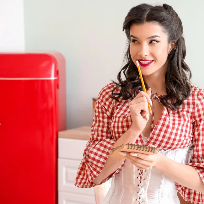 Как разместить холодильник на маленькой кухне: беспроигрышные идеи от дизайнера