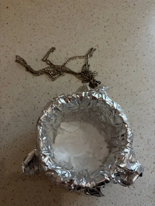 Простой способ чистки серебряных украшений: алюминиевая фольга, горячая вода и пищевая сода