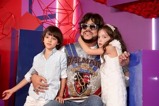 «Какие яркие красавчики»: Филипп Киркоров с детьми прилетел в Баку