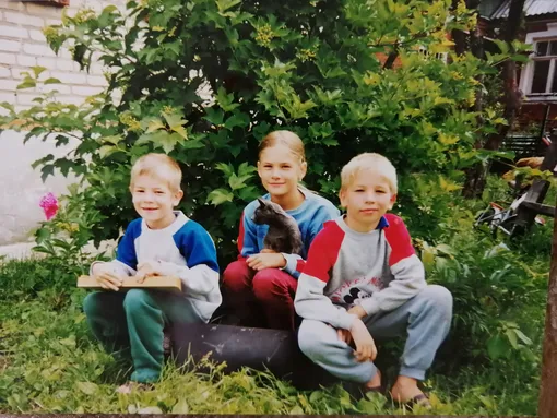 Мария с братьями на даче Мария с братьями на даче