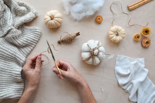 Декор для дома своими руками: идеи стильных украшений интерьера в трендах 2026 Декор для дома своими руками: идеи стильных украшений интерьера в трендах 2026