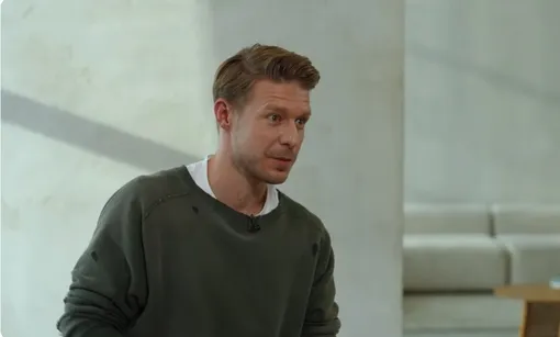 Никита Ефремов во время интервью Лауре Джугелия Никита Ефремов во время интервью Лауре Джугелия