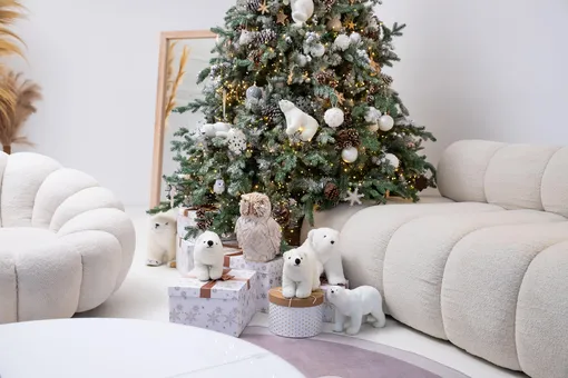 А здесь под елью поселилось целое семейство полярных медведей А здесь под елью поселилось целое семейство полярных медведей