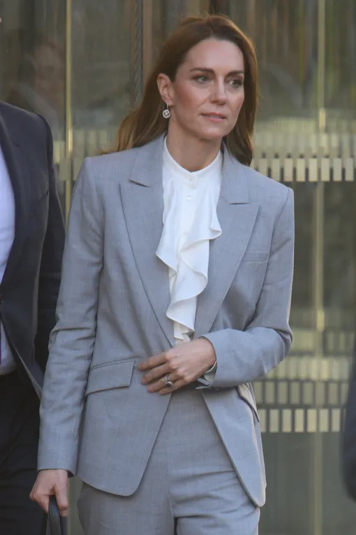 Светло-серый костюм и «кошачий бант»: Кейт Миддлтон совместила в новом образе деловые и романтичные ноты