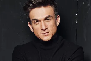 «Маленькие ножки»: Влад Топалов опубликовал трогательное фото с сыном и женой