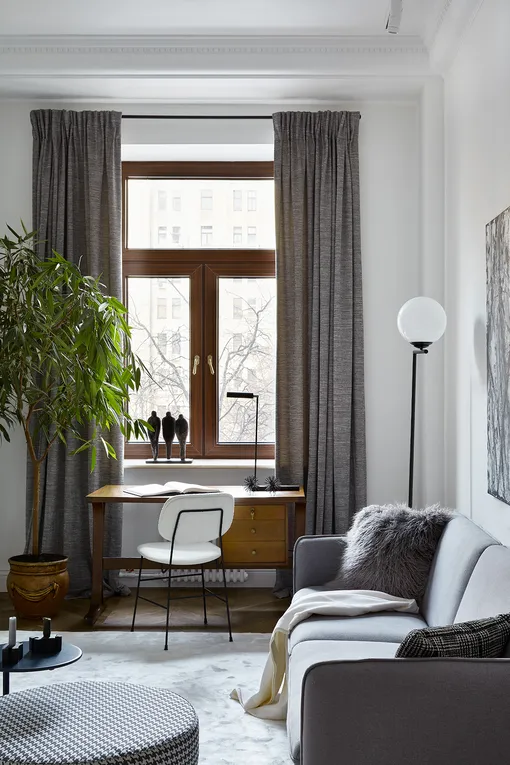 В рабочей зоне гостиной расположен винтажный стол Repeat Story, на окне скульптура Ruger Art & Design. гостиная в квартире