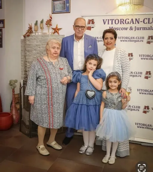 Эммануил Виторган с женой Ириной, дочерьми Этель и Кларой, тёщей Риммой Давыдовной