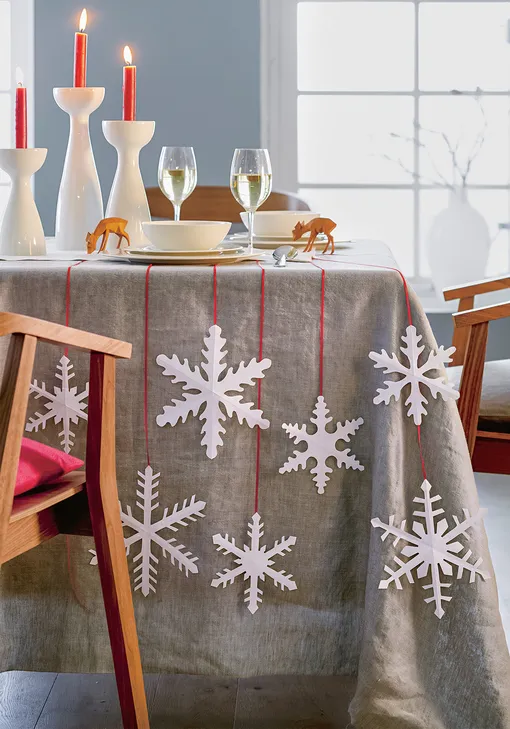 Снежинки со стола свисают