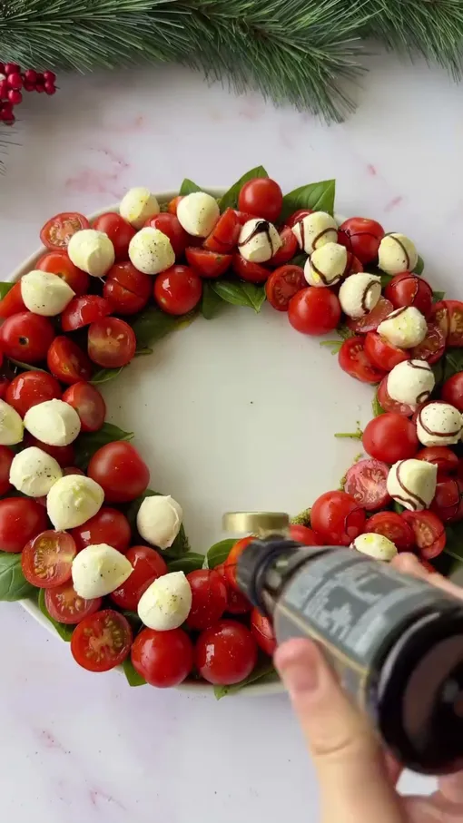 Полейте заправкой