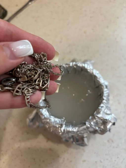 Простой способ чистки серебряных украшений: алюминиевая фольга, горячая вода и пищевая сода