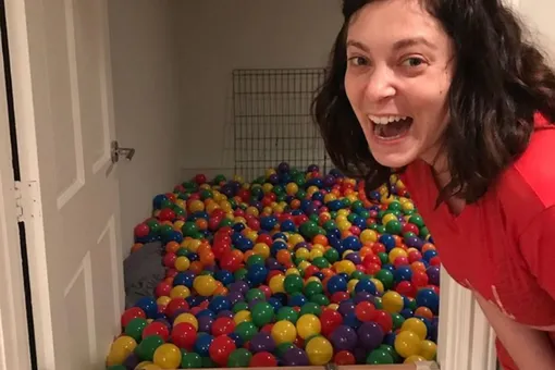 «Потому что это весело!» Бездетная пара превратила подвал в огромный бассейн с шариками «Потому что это весело!» Бездетная пара превратила подвал в огромный бассейн с шариками