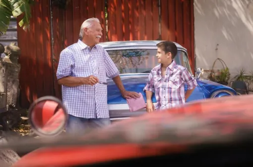 мальчик и дедушка разговаривают о полетах мальчик и дедушка разговаривают о полетах