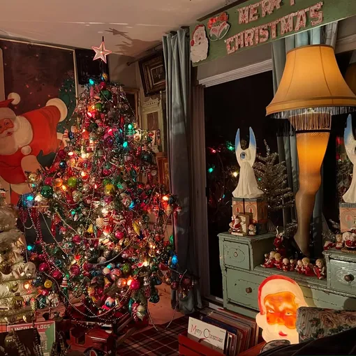 Дизайнер советует учитывать общую цветовую гамму перед тем, как украсить елку к новому году. Это поможет создать визуальную гармонию.