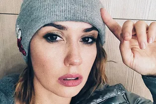 «Этот палец — вам!» Агата Муцениеце прокомментировала сообщения об избиении мужем