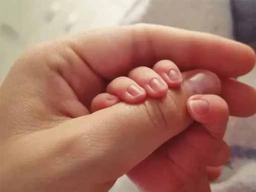 Наталия показала ручку новорождённого Наталия показала ручку новорождённого