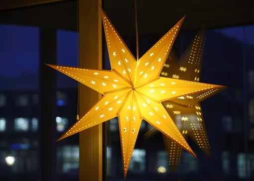 рождественская звезда в окне