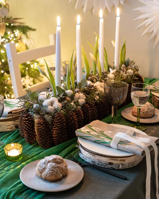 Белые и серые тарелки ручной работы от мастерской керамики CONO рождественская сервировка