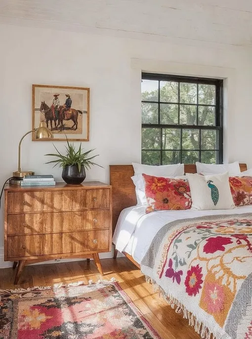 Как совместить ретро с современным дизайном? Обставьте спальню деревянной мебелью в тёплых тонах и декорируйте ярким текстилем «с историей», чтобы создать ностальгическое пространство в свежем, обновленном ключе.