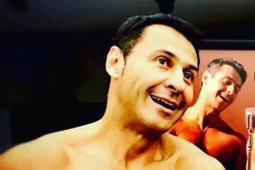 «Он всё раздевается!» Стас Костюшкин показал обнаженный торс «Он всё раздевается!» Стас Костюшкин показал обнаженный торс