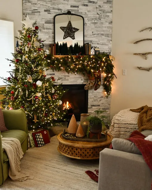 Теплое освещение в гостиной поможет создать уют для встречи Нового года. Теплое освещение в гостиной поможет создать уют для встречи Нового года.