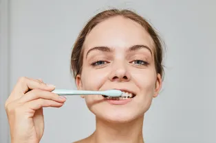 10 шагов на пути к идеальной улыбке: как правильно чистить зубы
