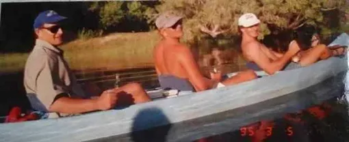 Пол (крайний слева) до нападения проработал на реке Замбези шесть лет сафари