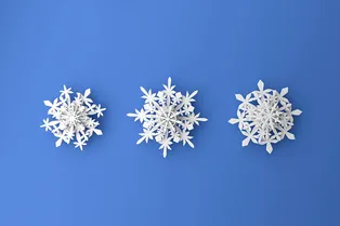 7 стильных бумажных снежинок, которые легко сделать своими руками 7 стильных бумажных снежинок, которые легко сделать своими руками