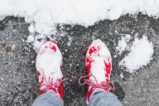 Чтобы соль не повредила пол, ее нужно как можно скорее убрать